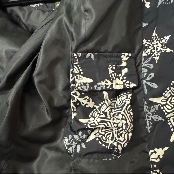 Eddie Bauer Women’s Snowflake Pattern Down Puffer Vest Faux Fur Collar Medium - Picture 9 of 9